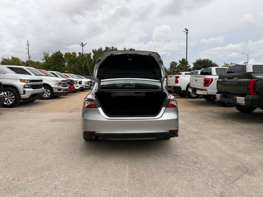Toyota Camry Hybrid Vehicle Full-screen Gallery Image 36