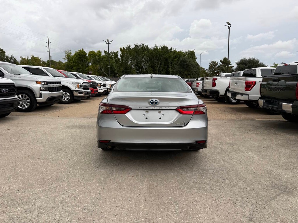 Toyota Camry Hybrid Vehicle Full-screen Gallery Image 37