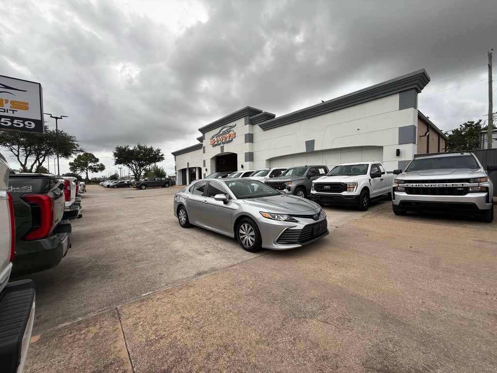 Toyota Camry Hybrid Vehicle Full-screen Gallery Image 42