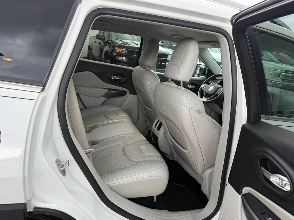 Jeep Cherokee Vehicle Full-screen Gallery Image 15