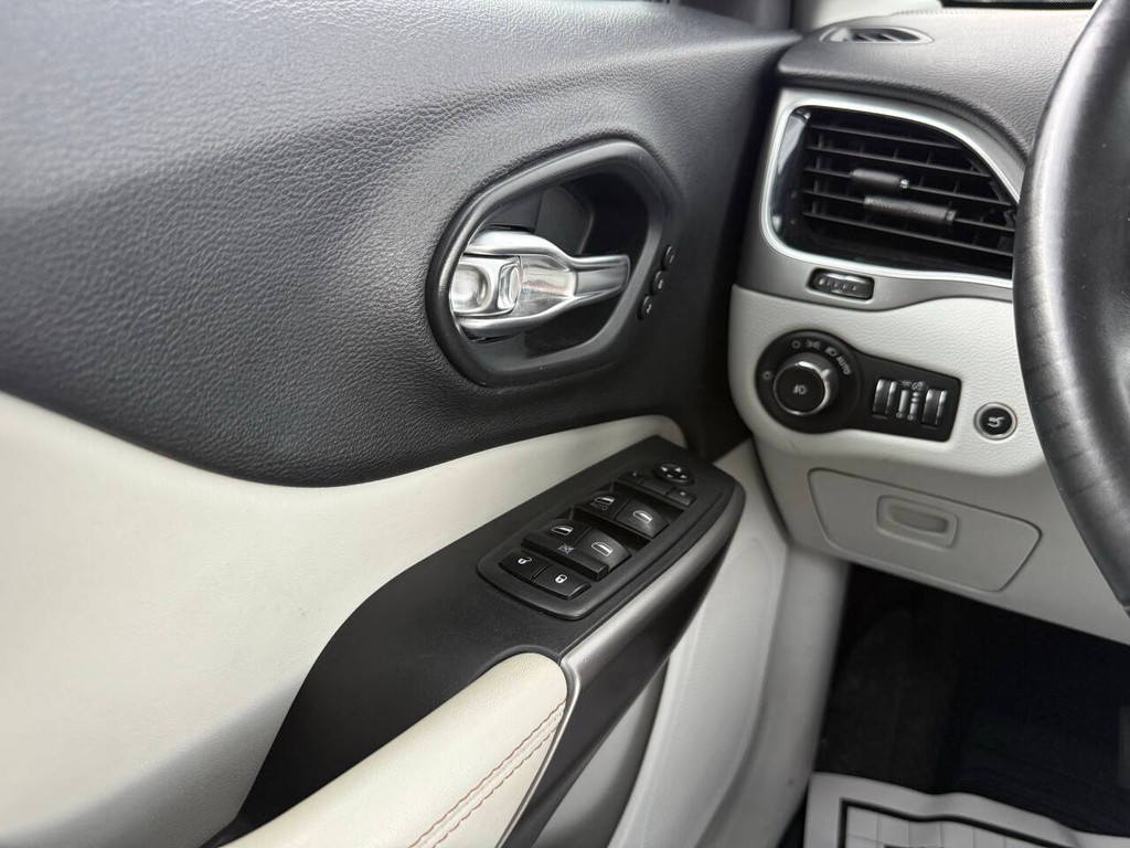Jeep Cherokee Vehicle Full-screen Gallery Image 31