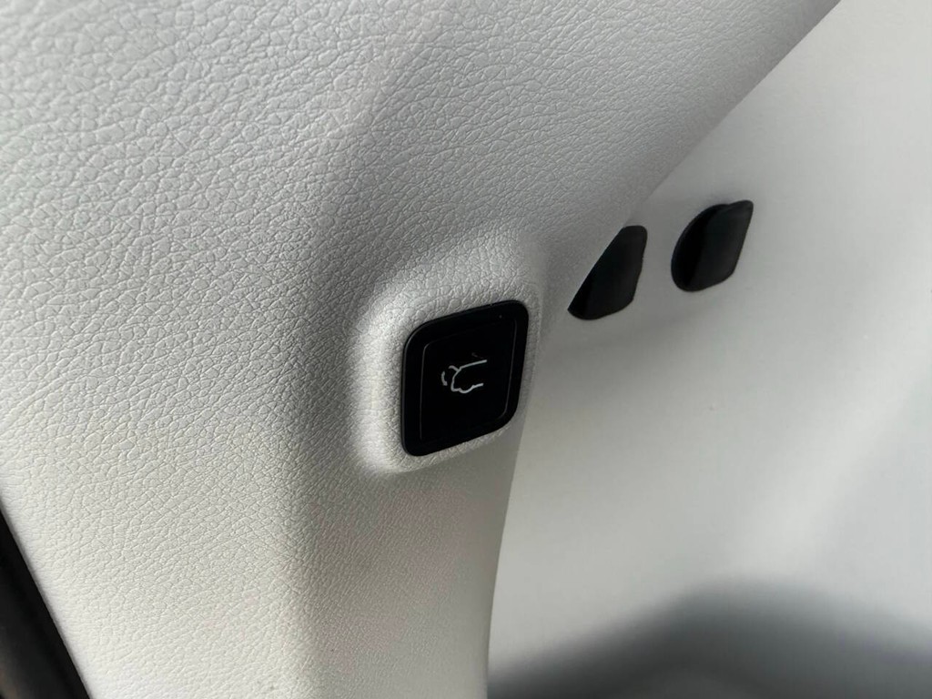 Jeep Cherokee Vehicle Full-screen Gallery Image 38