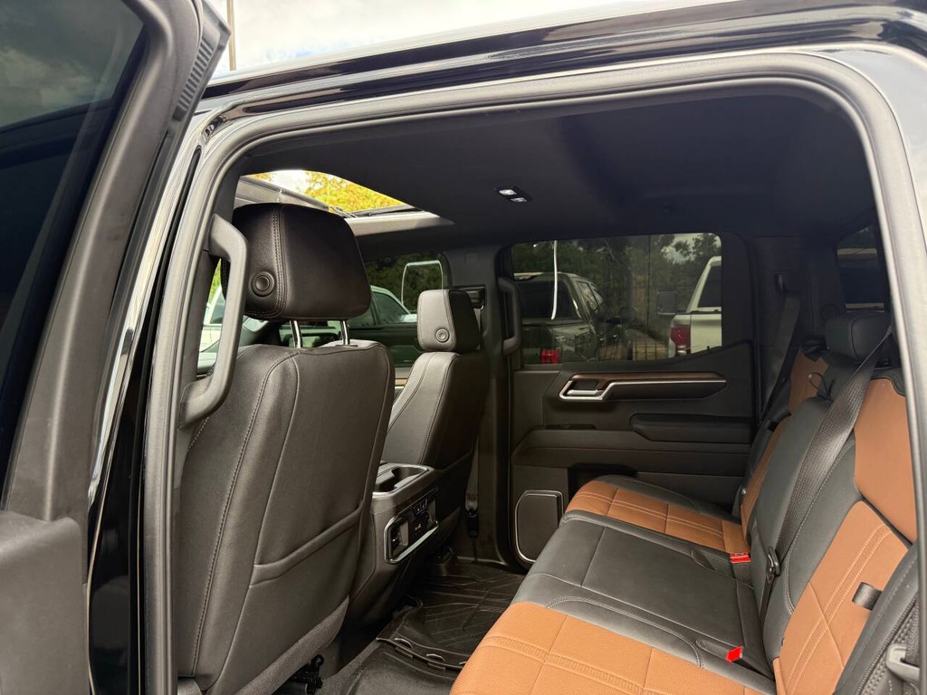 Chevrolet Silverado 1500 Vehicle Full-screen Gallery Image 12