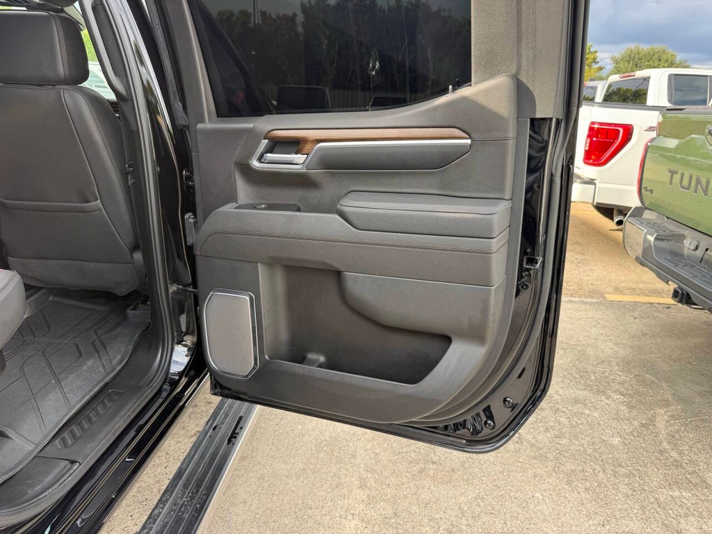 Chevrolet Silverado 1500 Vehicle Full-screen Gallery Image 16