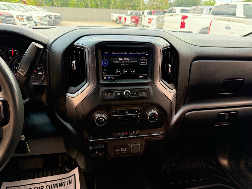 Chevrolet Silverado 1500 Vehicle Full-screen Gallery Image 22
