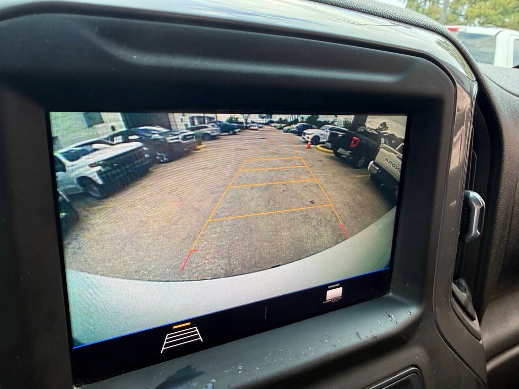 Chevrolet Silverado 1500 Vehicle Full-screen Gallery Image 24
