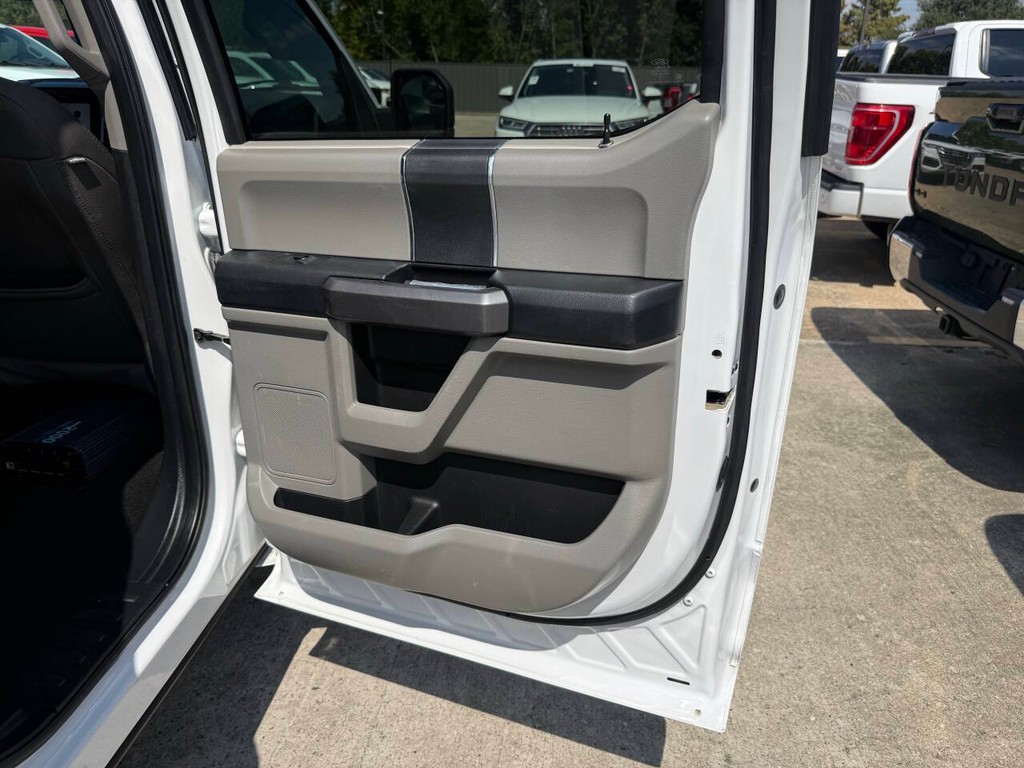 Ford F-150 Vehicle Full-screen Gallery Image 16