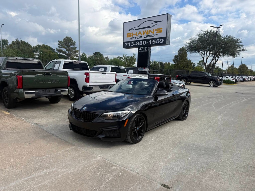 BMW 2 Series Vehicle Full-screen Gallery Image 05