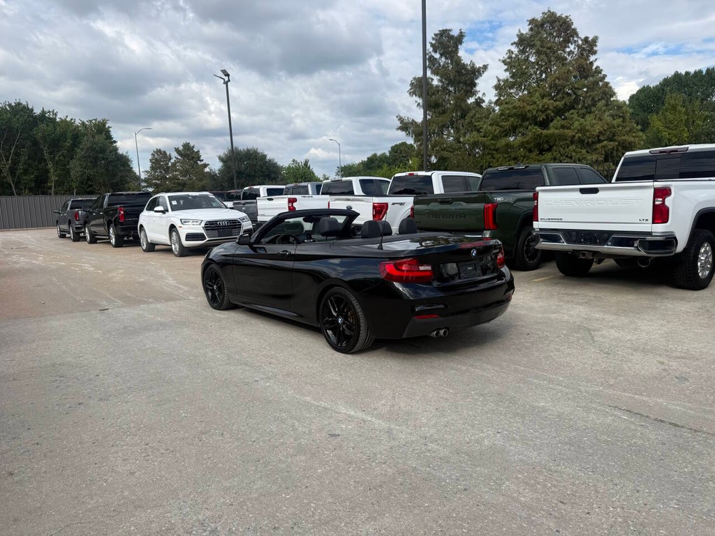 BMW 2 Series Vehicle Full-screen Gallery Image 07