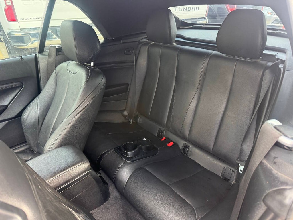 BMW 2 Series Vehicle Full-screen Gallery Image 11