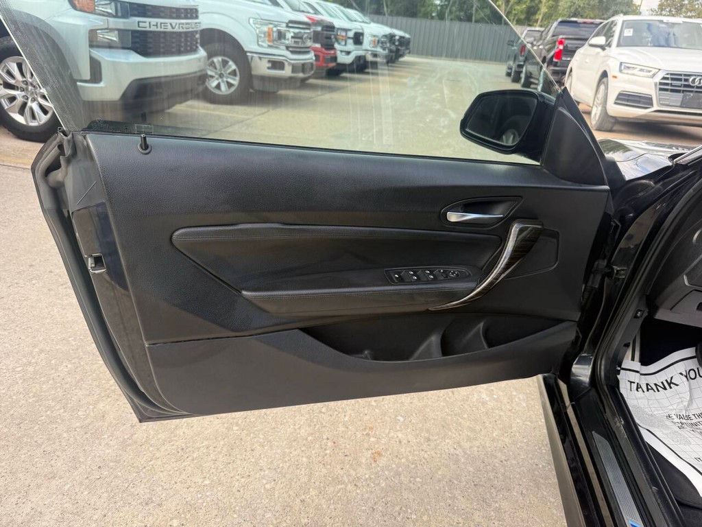 BMW 2 Series Vehicle Full-screen Gallery Image 12