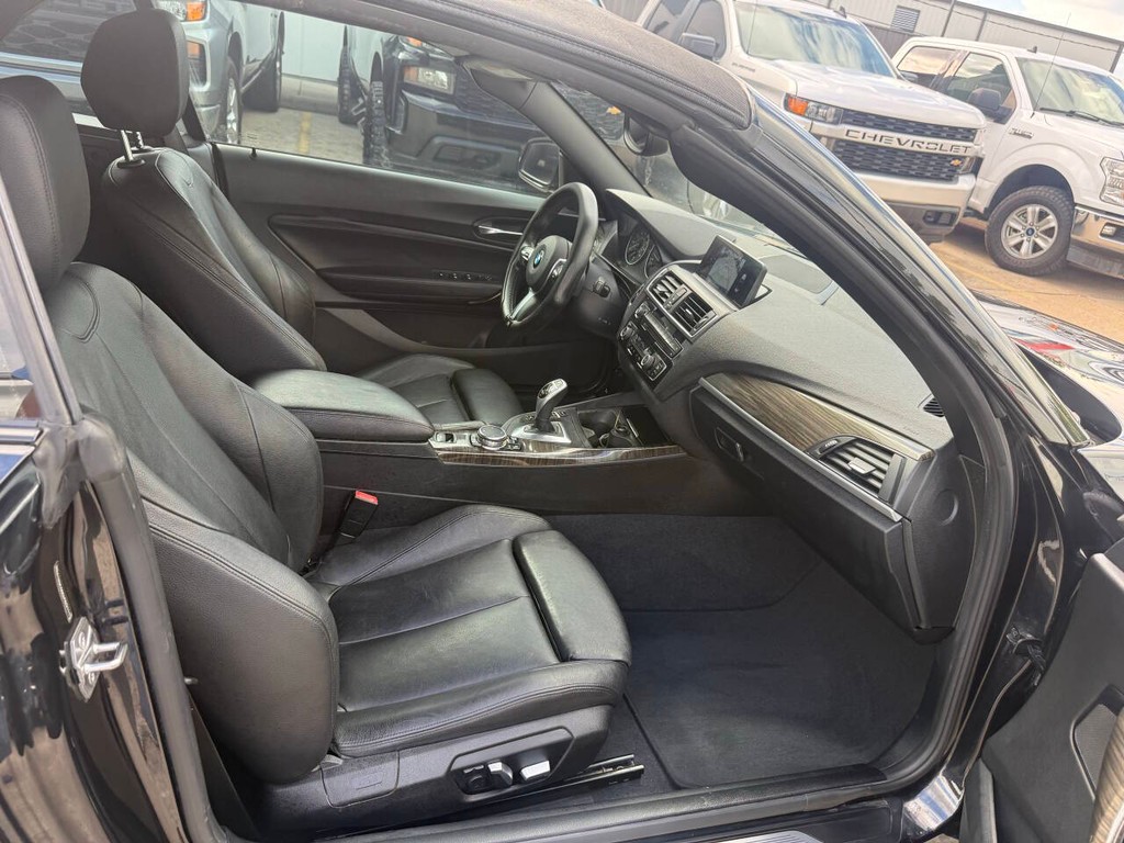 BMW 2 Series Vehicle Full-screen Gallery Image 14