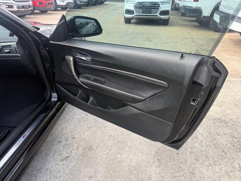BMW 2 Series Vehicle Full-screen Gallery Image 15