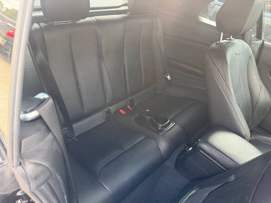 BMW 2 Series Vehicle Full-screen Gallery Image 16