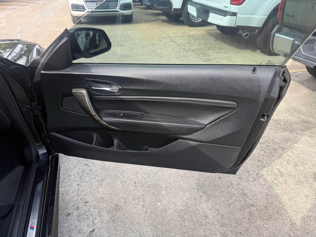 BMW 2 Series Vehicle Full-screen Gallery Image 17