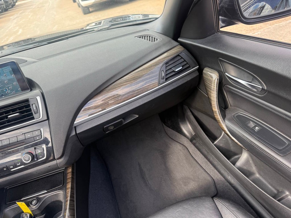 BMW 2 Series Vehicle Full-screen Gallery Image 21