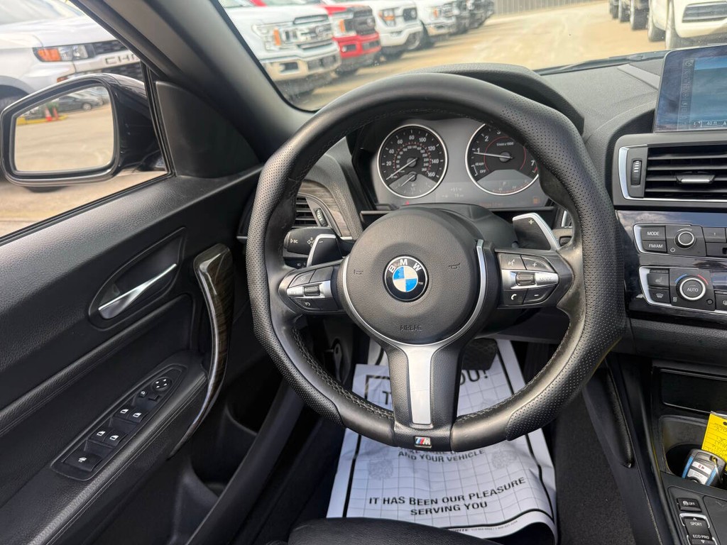 BMW 2 Series Vehicle Full-screen Gallery Image 23