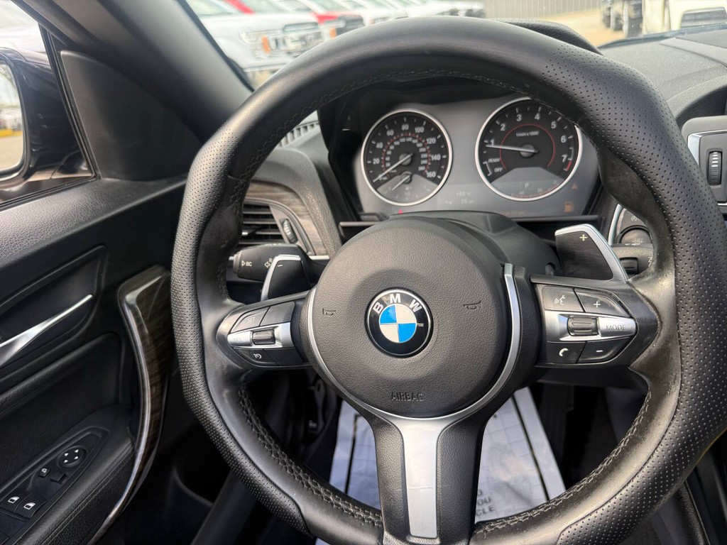 BMW 2 Series Vehicle Full-screen Gallery Image 24