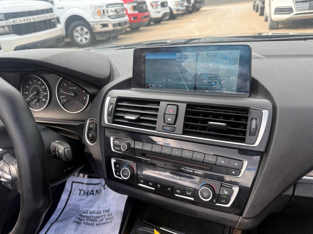 BMW 2 Series Vehicle Full-screen Gallery Image 25