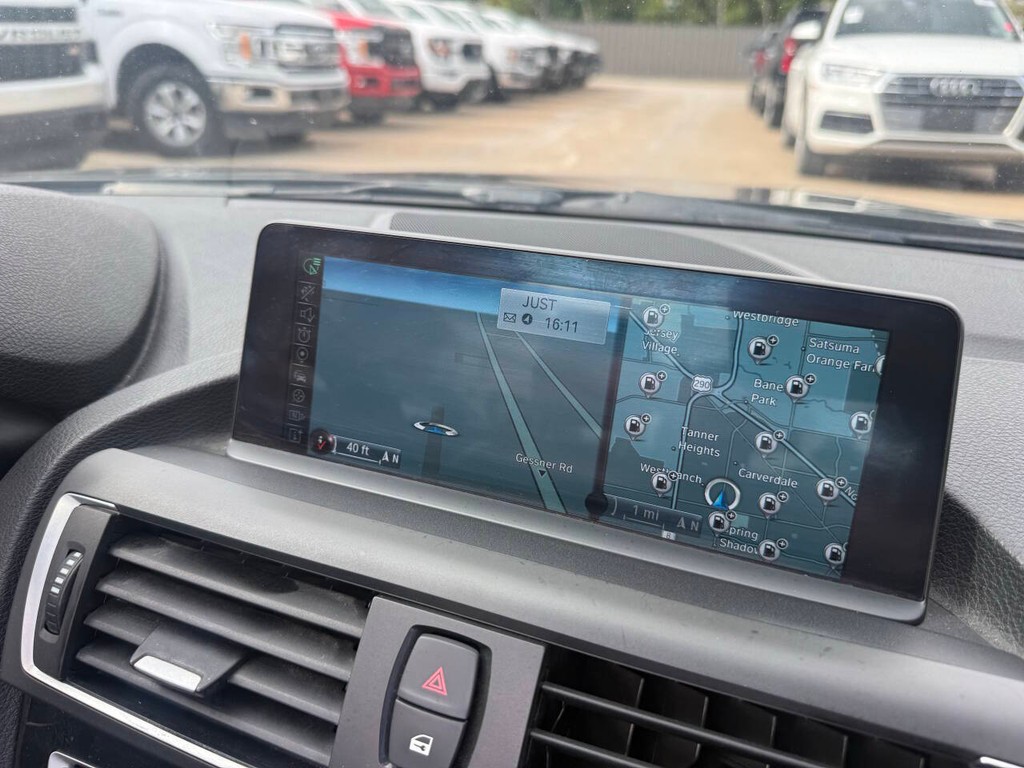 BMW 2 Series Vehicle Full-screen Gallery Image 26