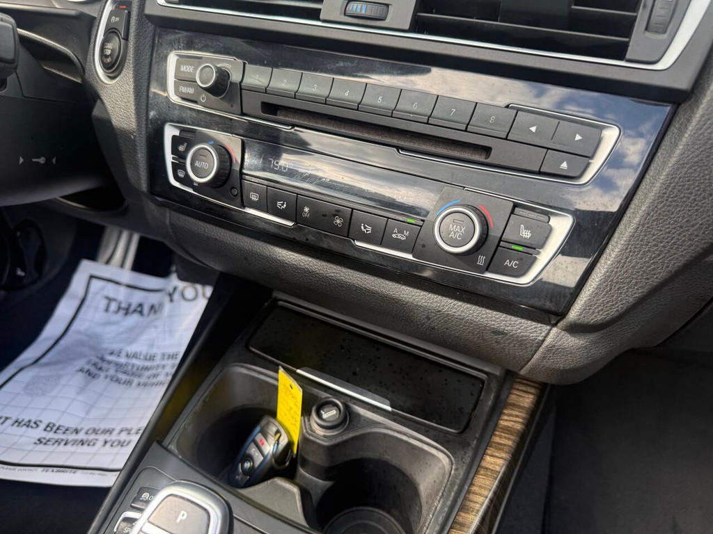 BMW 2 Series Vehicle Full-screen Gallery Image 29