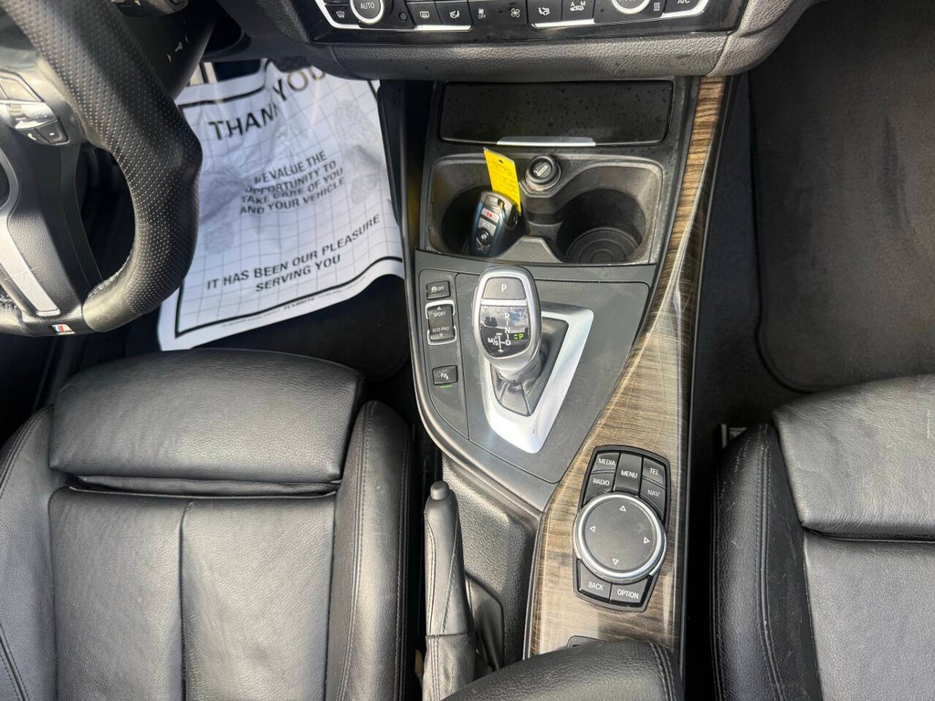 BMW 2 Series Vehicle Full-screen Gallery Image 30