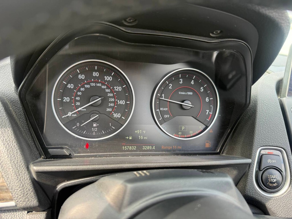BMW 2 Series Vehicle Full-screen Gallery Image 32
