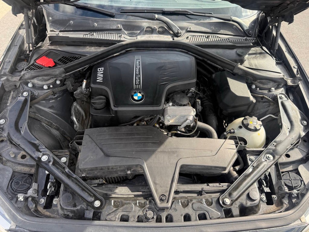 BMW 2 Series Vehicle Full-screen Gallery Image 35