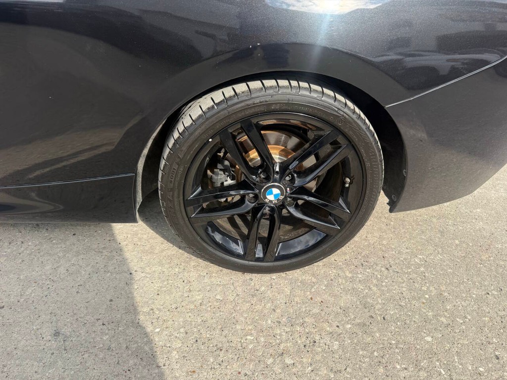 BMW 2 Series Vehicle Full-screen Gallery Image 36