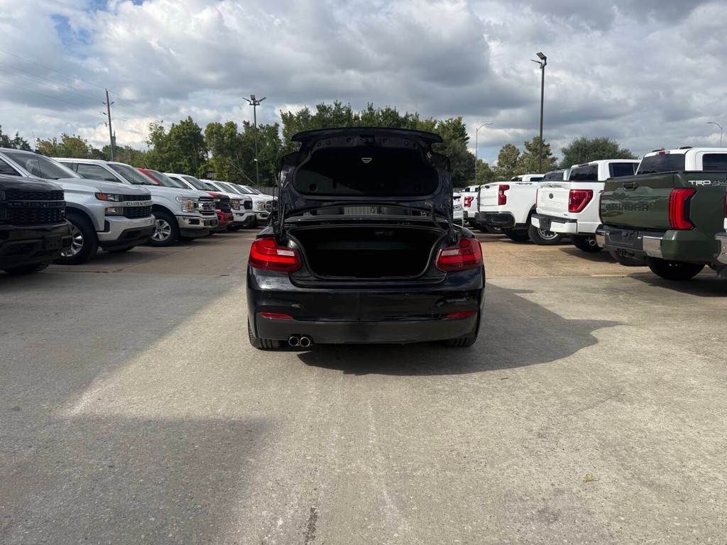 BMW 2 Series Vehicle Full-screen Gallery Image 37