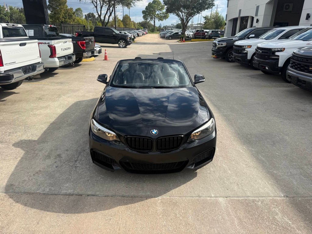 BMW 2 Series Vehicle Full-screen Gallery Image 39