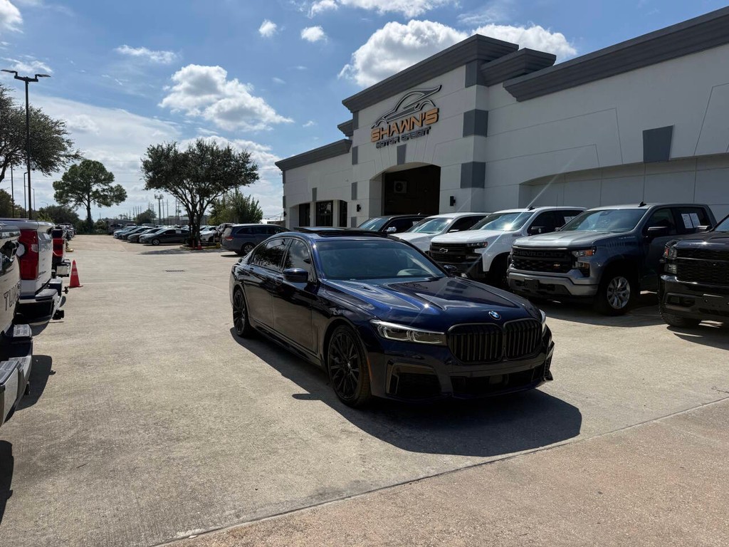 BMW 7 Series Vehicle Full-screen Gallery Image 02