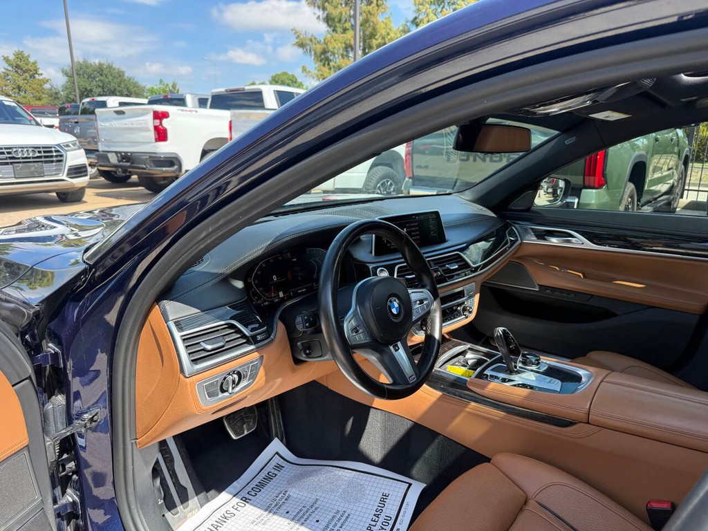 BMW 7 Series Vehicle Full-screen Gallery Image 06