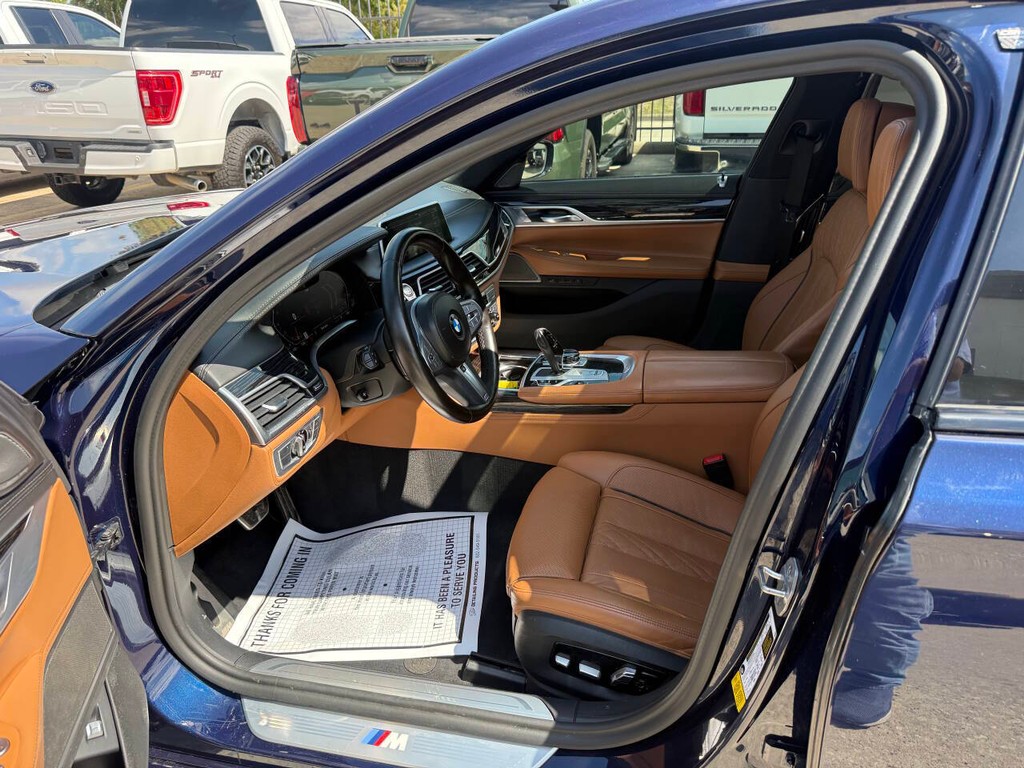 BMW 7 Series Vehicle Full-screen Gallery Image 07