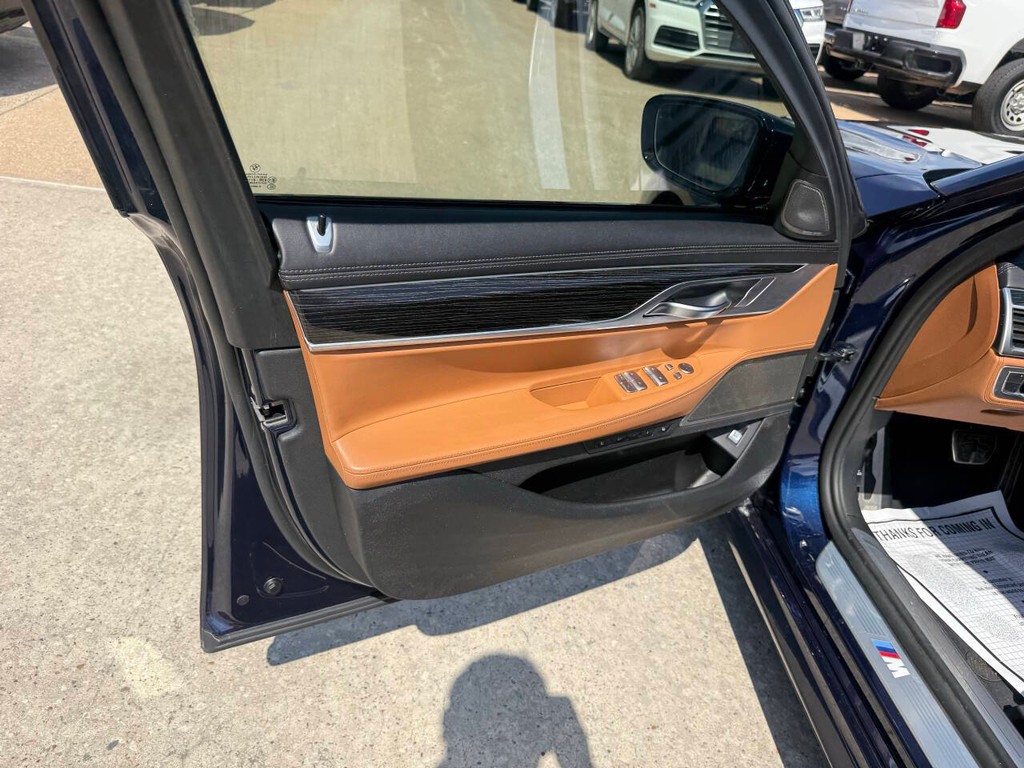 BMW 7 Series Vehicle Full-screen Gallery Image 08