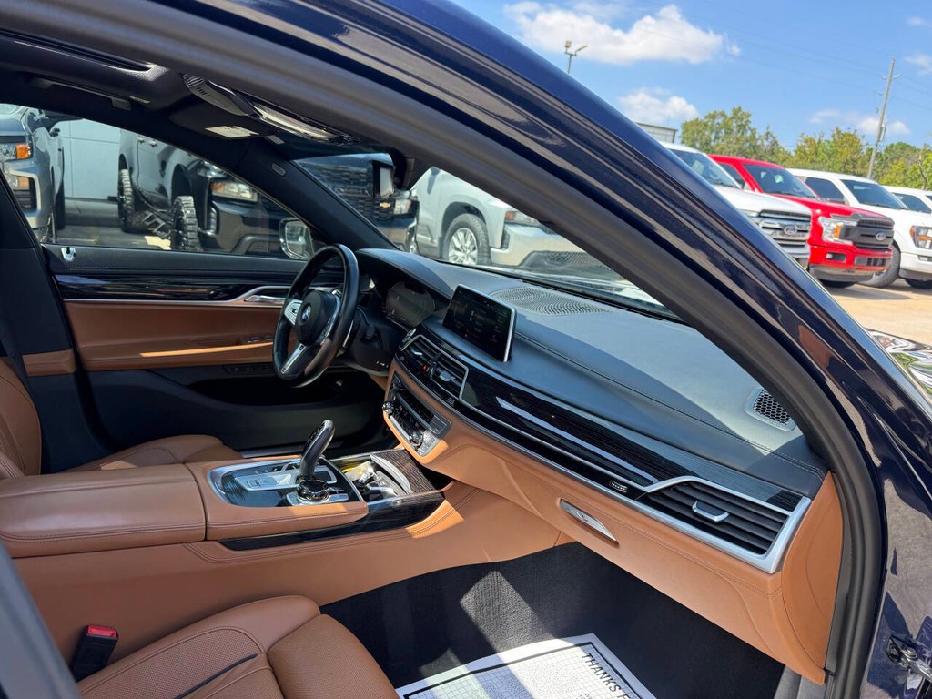 BMW 7 Series Vehicle Full-screen Gallery Image 09