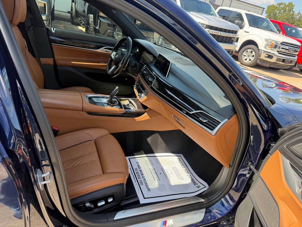 BMW 7 Series Vehicle Full-screen Gallery Image 10