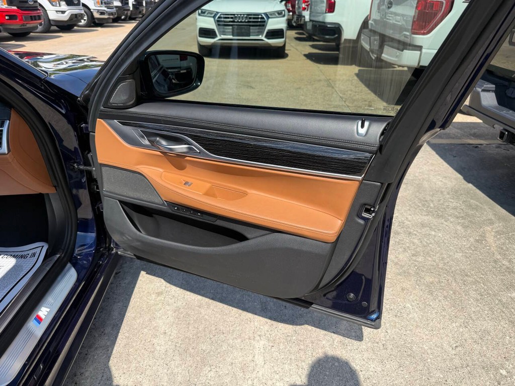 BMW 7 Series Vehicle Full-screen Gallery Image 11