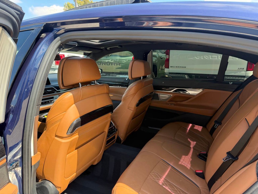 BMW 7 Series Vehicle Full-screen Gallery Image 12