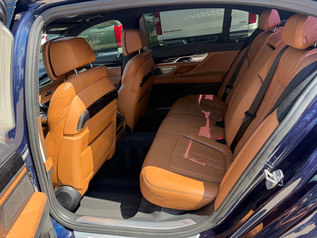 BMW 7 Series Vehicle Full-screen Gallery Image 13