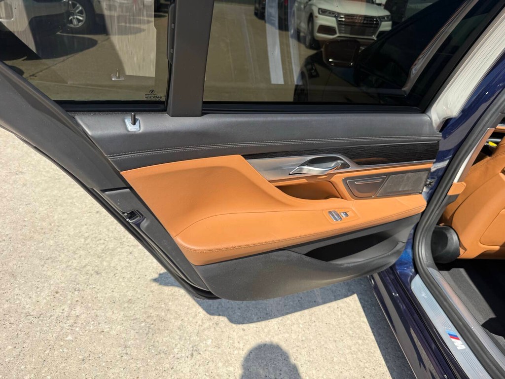 BMW 7 Series Vehicle Full-screen Gallery Image 14
