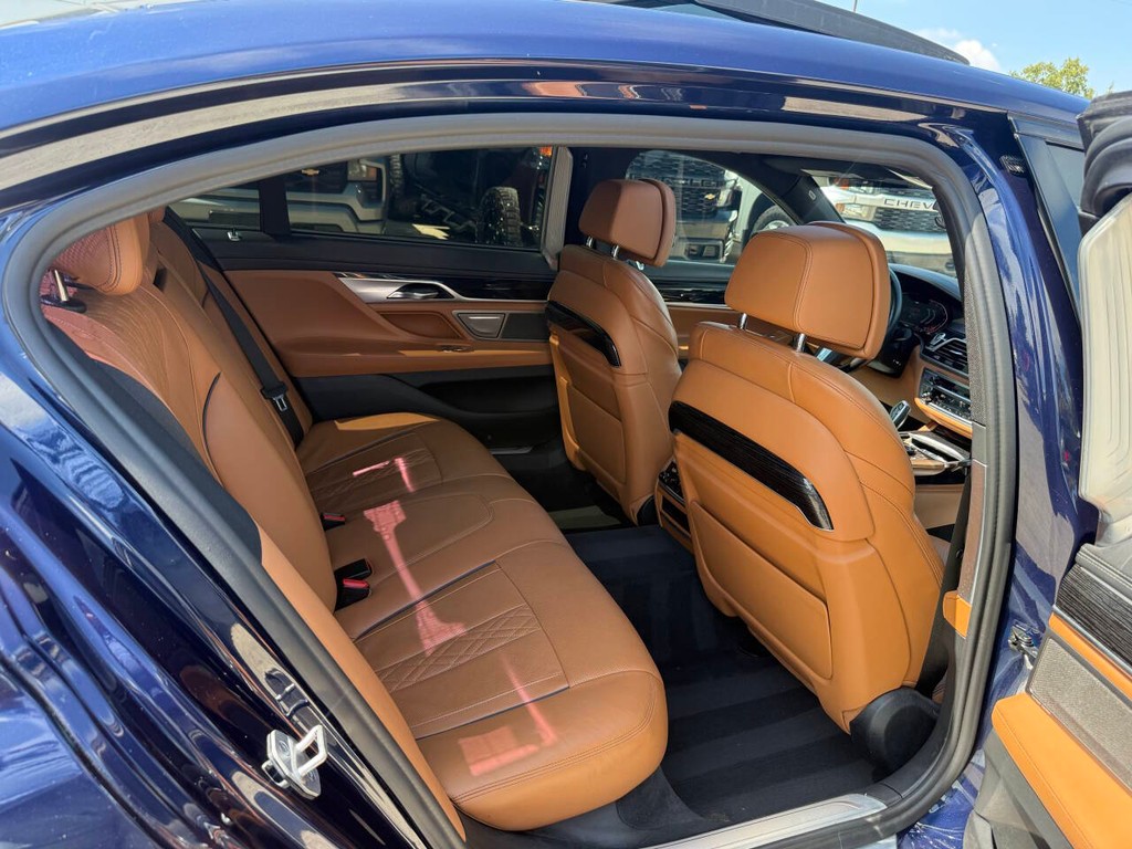 BMW 7 Series Vehicle Full-screen Gallery Image 15