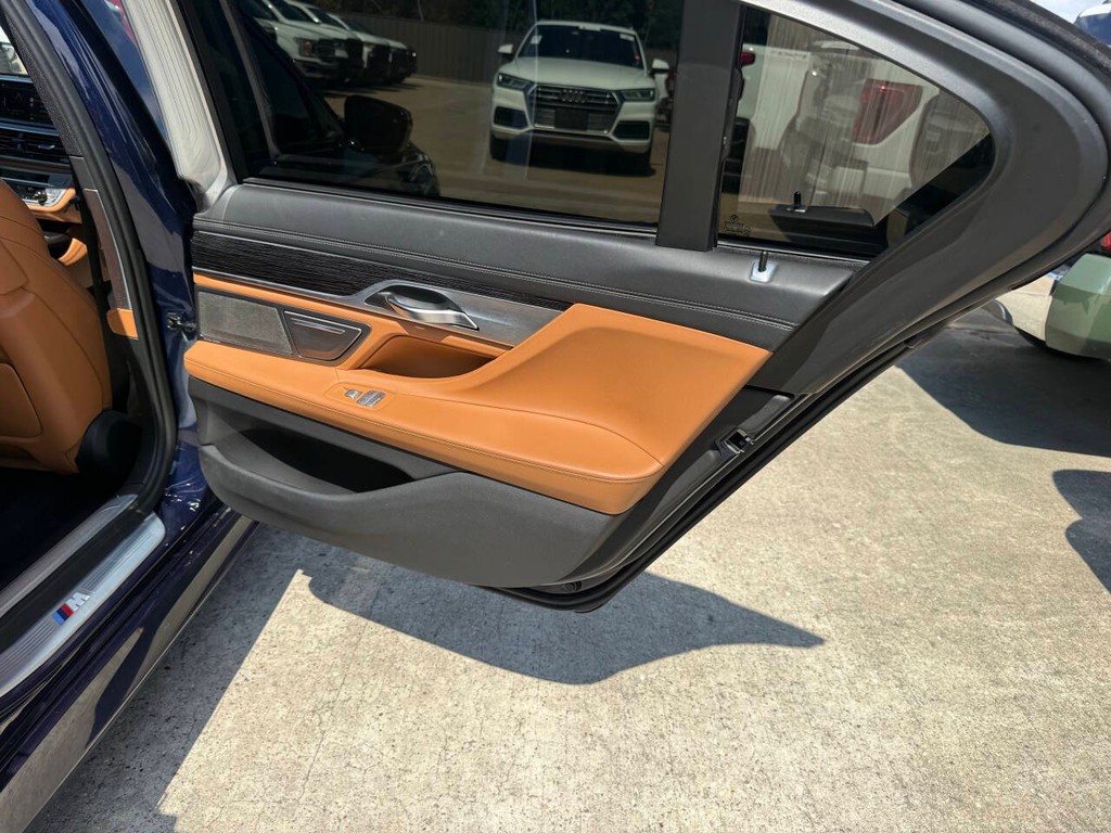 BMW 7 Series Vehicle Full-screen Gallery Image 16