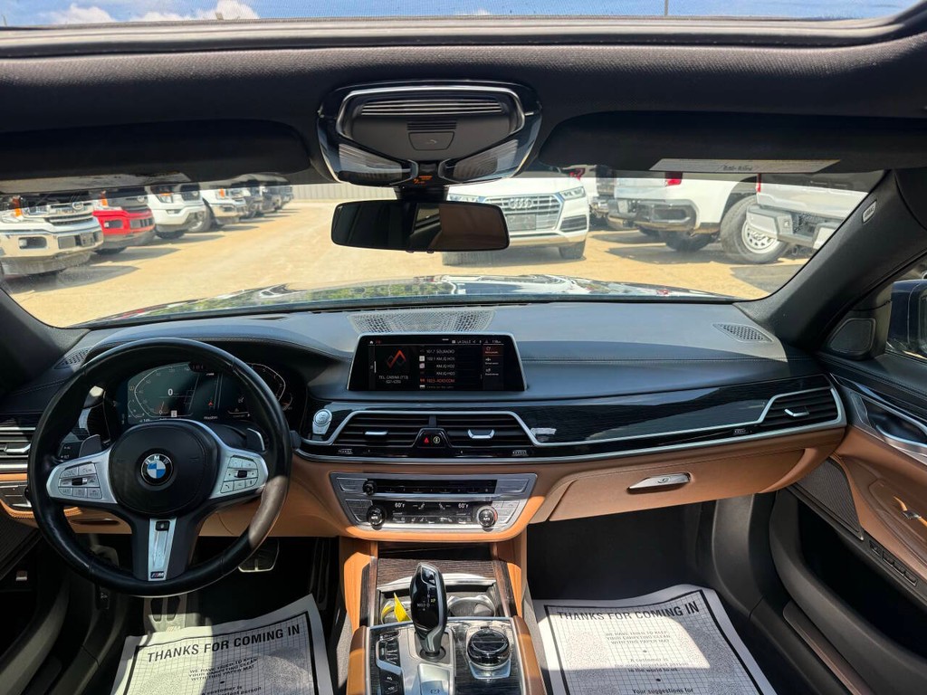 BMW 7 Series Vehicle Full-screen Gallery Image 17