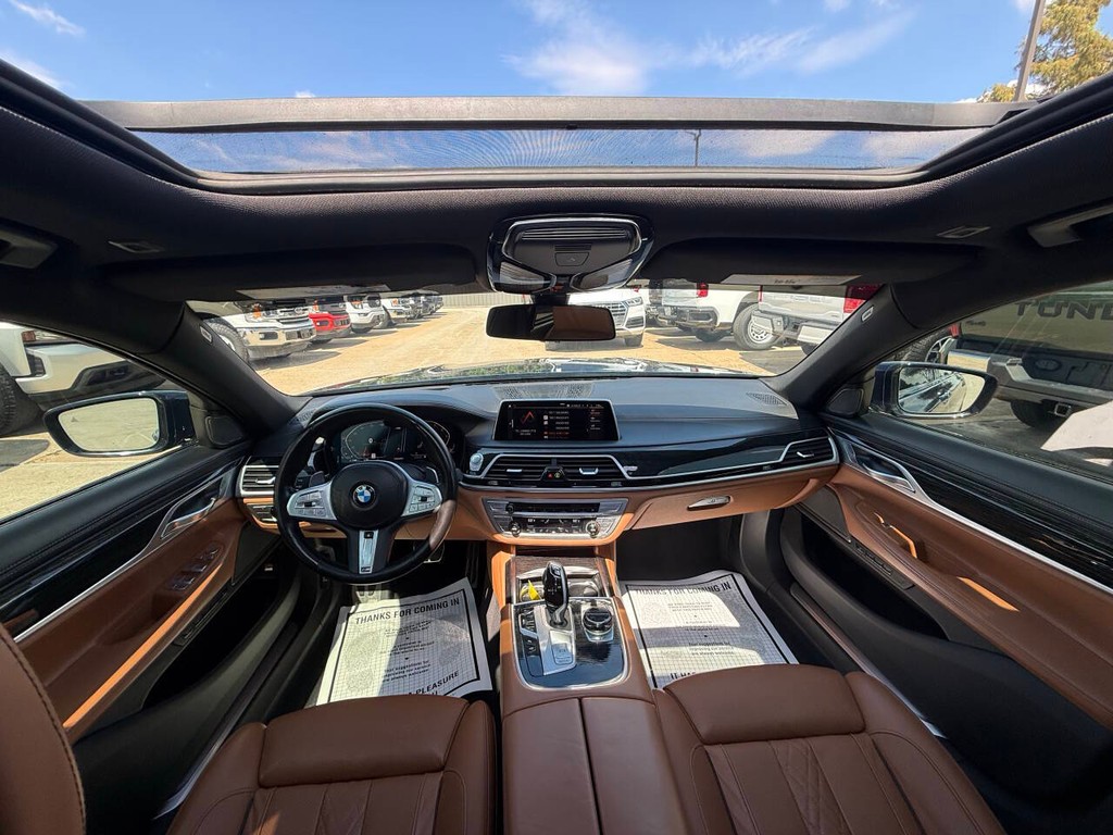 BMW 7 Series Vehicle Full-screen Gallery Image 18