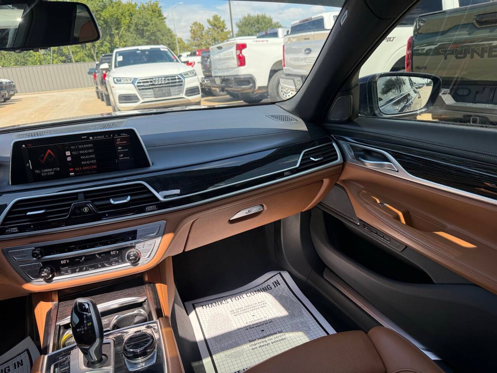 BMW 7 Series Vehicle Full-screen Gallery Image 20