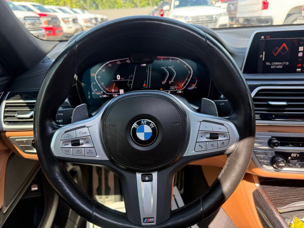 BMW 7 Series Vehicle Full-screen Gallery Image 23