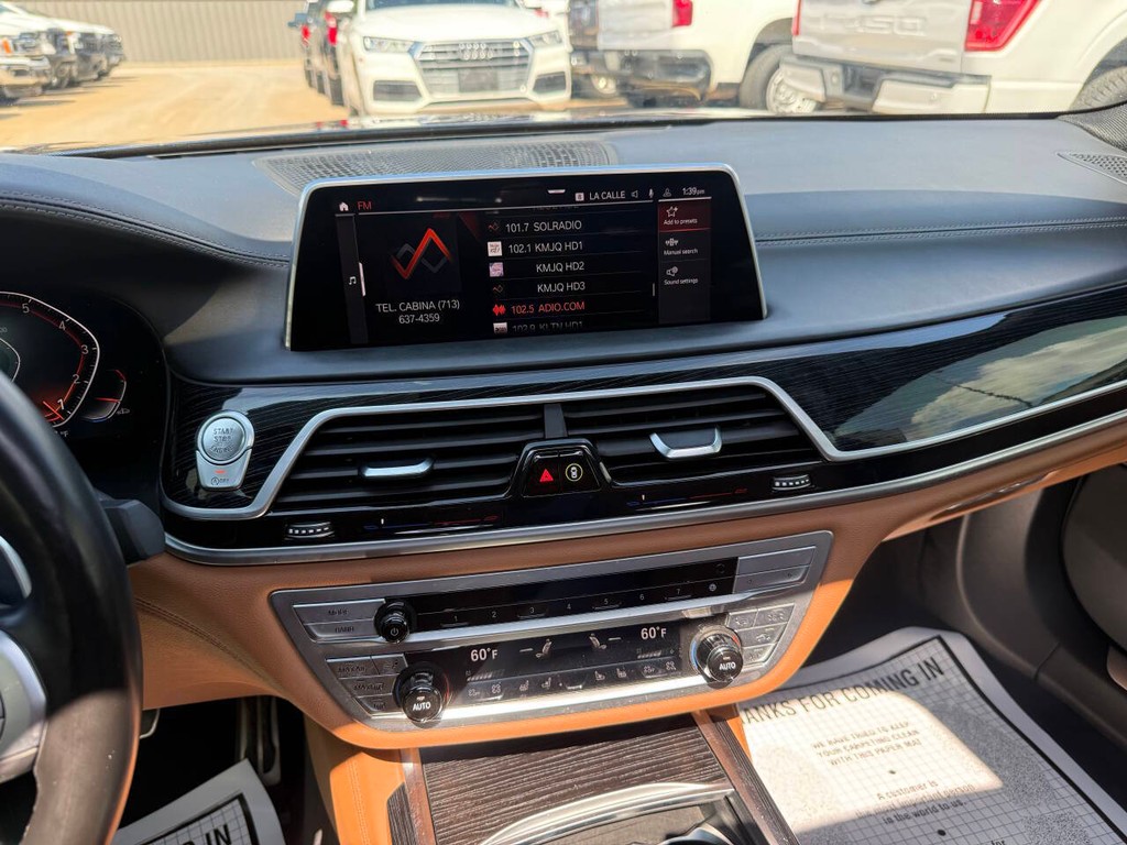 BMW 7 Series Vehicle Full-screen Gallery Image 24