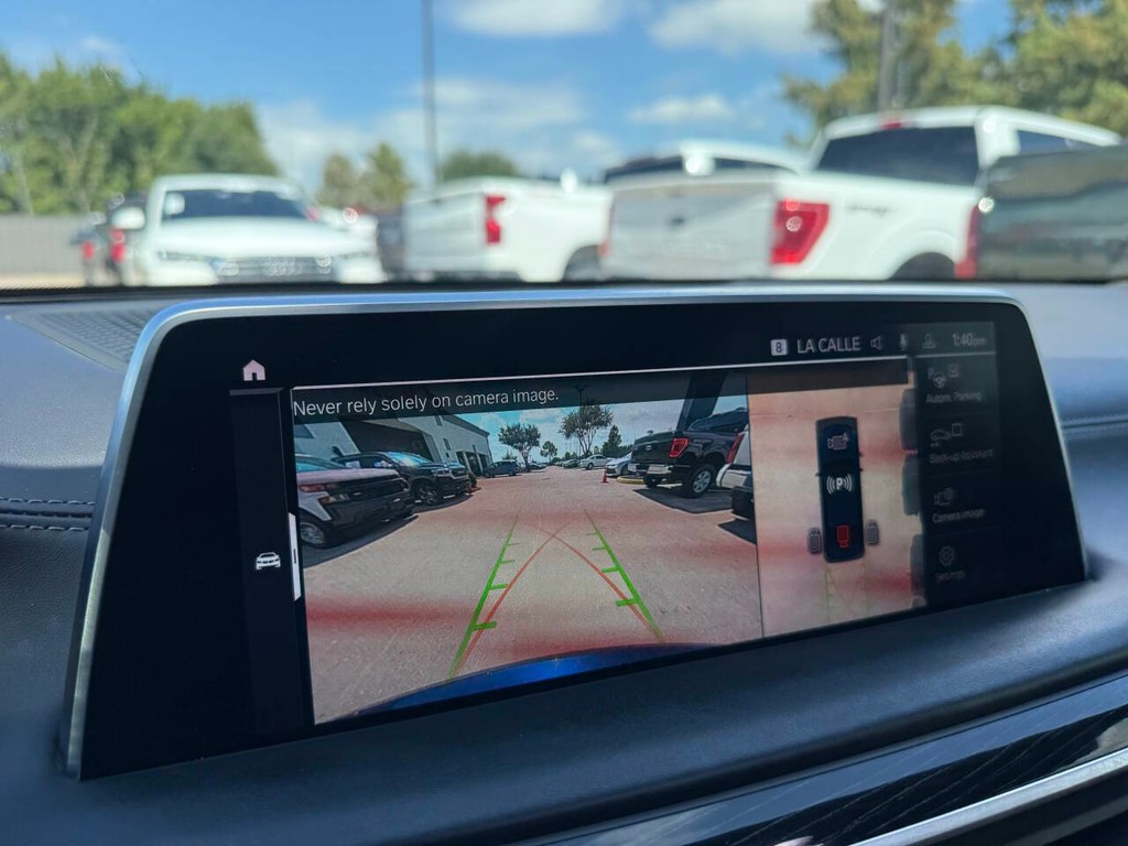 BMW 7 Series Vehicle Full-screen Gallery Image 27