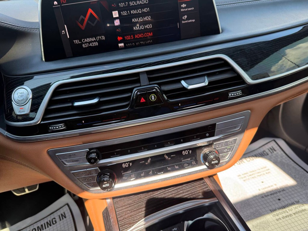 BMW 7 Series Vehicle Full-screen Gallery Image 28